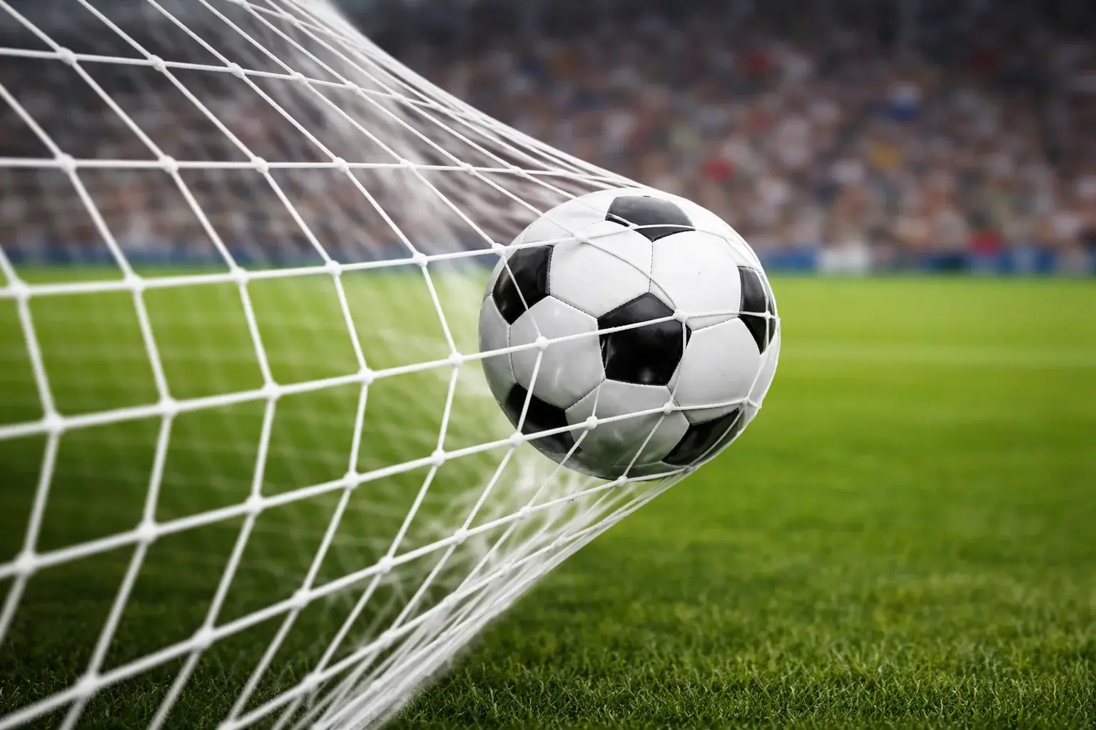 Bal&oacute;n entrando en la porter&iacute;a durante partido de f&uacute;tbol profesional